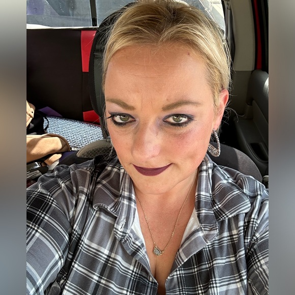 Meet your Posher, Lauren!! - Picture 3 of 10